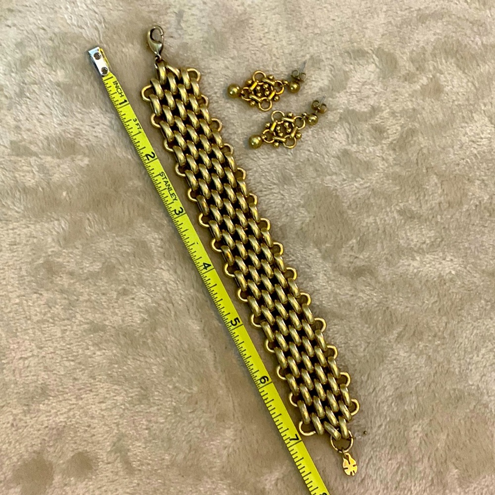 Bracelet & earring set. Good/brass tone.